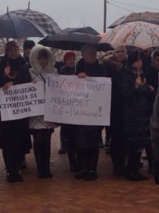 согнали "молодежь", которая ха строительство храма